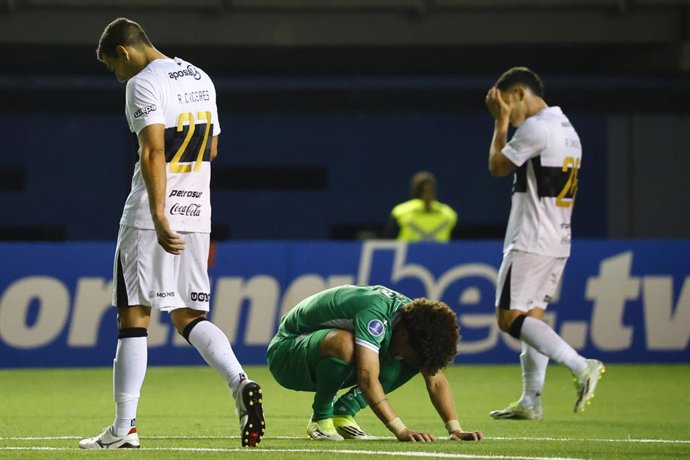 Futbol, Audax Italiano vs Olimpia Fecha 1, Conmebol Sudamericana 2026. Los jugadores de Audax Italiano lamentan la derrota contra Olimpia tras el partido de la Conmebol Sudamericana Grupo G realizado en el estadio Bicentenario de La Florida,