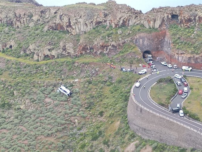 Atienden a varios heridos tras precipitarse una guagua en la GM-2, en San Sebastián de La Gomera