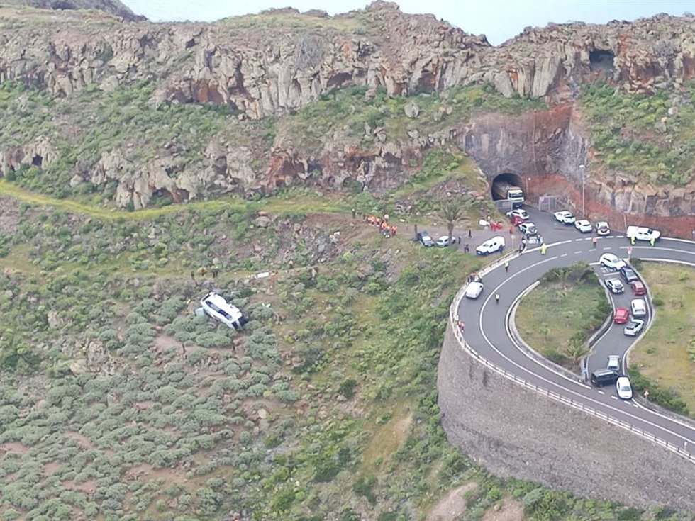 Atienden a varios heridos tras precipitarse una guagua en la GM-2, en San Sebastián de La Gomera