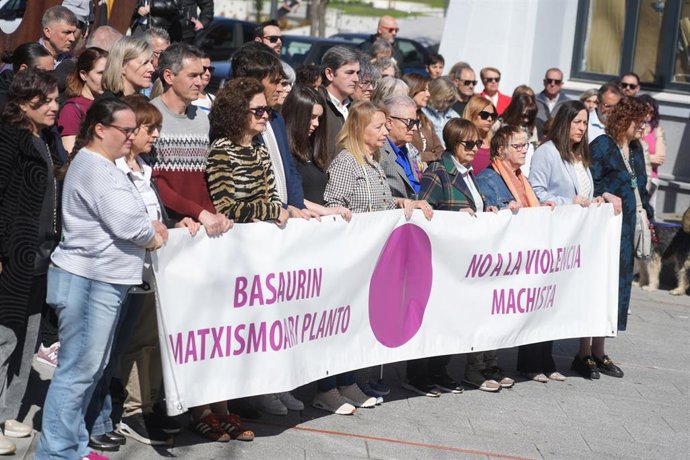 Decenas de personas portan una pancarta con lema 'No a la violencia machista' durante una concentración en repulsa por un presunto feminicidio, en la plaza 25 N, a 4 de abril de 2026, en Basauri, Bizkaia