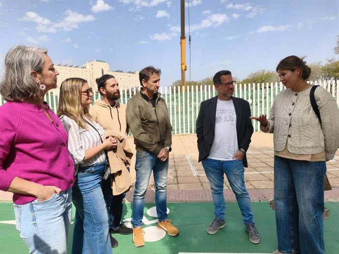 El candidato de Adelante Andalucía, José Ignacio García, este viernes en Sevilla junto a matronas y matrones del Hospital de Valme.