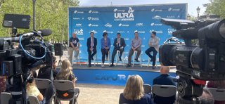 La cita deportiva ha sido presentada en la feria Expo Trail en el Paseo del Salón con representantes de TerraIncognita Sport, empresa organizadora de la prueba, Junta de Andalucía, ayuntamientos, Cetursa Sierra Nevada y Unicaja, patrocinador principal.