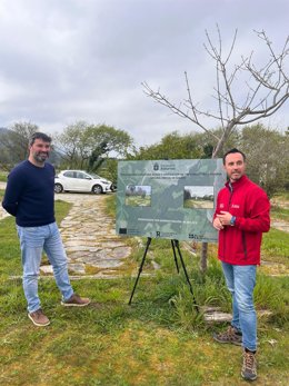 En la imagen, el director general de Custodia del Territorio y Prevención de Incendios, David Villar (a la derecha), y el alcalde de Valdés, Oscar Pérez (a la izquierda), durante la presentación de la iniciativa.