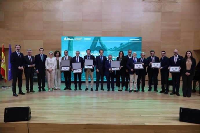 Nieto (centro) con los galardonados con los I Premios a la Excelencia en la Administración Local.