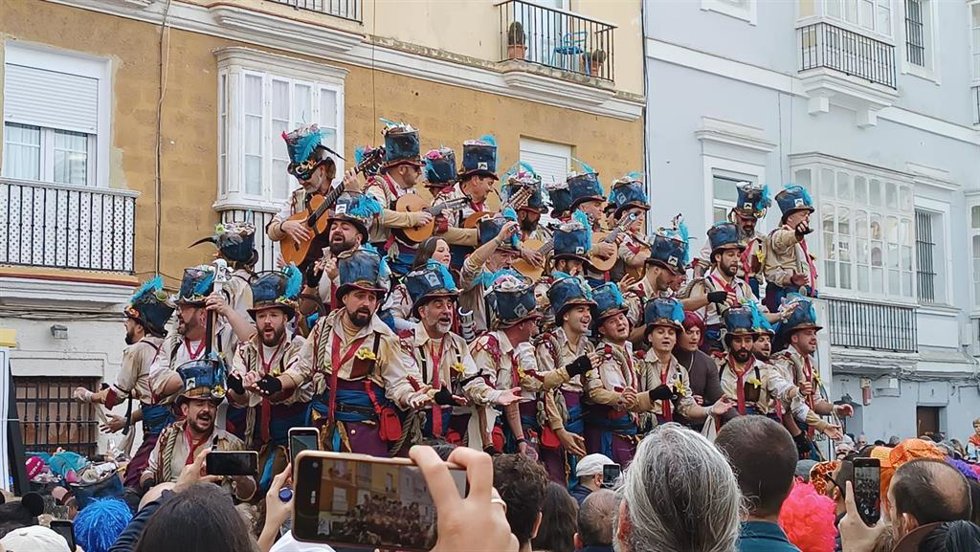 Archivo - Coro 'Los Martínez', primer premio del Concurso Oficial de Agrupaciones del Carnaval de Cádiz en 2023 durante el carrusel de coros en la plaza del mercado. Imagen de archivo. 