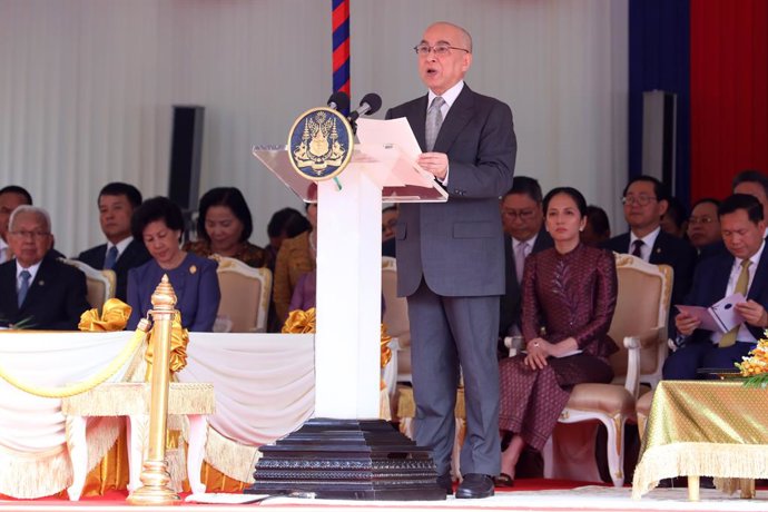 Archivo - PHNOM PENH, Feb. 18, 2025  -- Cambodian King Norodom Sihamoni delivers a speech during the inauguration of the residence of the Great Supreme Patriarch Chuon Nath at Unnalom Pagoda in Phnom Penh, Cambodia on Feb. 17, 2025.   Cambodian King Norod