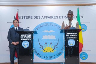 El ministro de Exteriores de Malí, Abdoulaye Diop, y su homólogo marroquí, Naser Burita, en Bamako