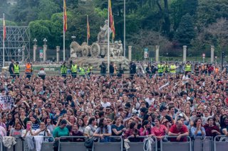 Archivo - Decenas de personas durante la segunda edición de la Fiesta de la Resurrección, en la plaza de Cibeles, a 6 de abril de 2024, en Madrid (España). 