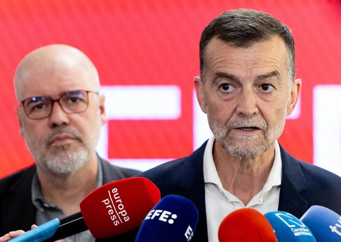 El secretario general de CCOO, Unai Sordo (I), y el coordinador federal de IU, Antonio Maíllo (D), durante una reunión, en la sede de CCOO, a 10 de abril de 2026, en Madrid (España).