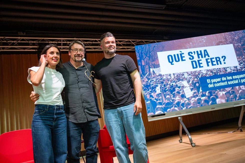 El portavoz de ERC en el Congreso, Gabriel Rufián (d) y la secretaria política de Podemos, Irene Montero (i), durante el diálogo 'Què s'ha de fer?', moderada por Xavier Domènech (c), a 9 de abril de 2026, en Barcelona, Catalunya (España).