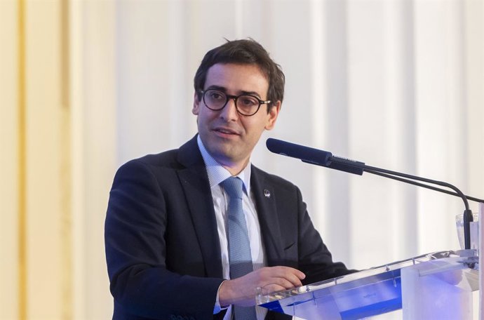 Archivo - El vicepresidente ejecutivo de Prosperidad y Estrategia Industrial de la Comisión Europea, Stéphane Séjourn, participa en un desayuno informativo de Fórum Europa, a 2 de octubre de 2025, en Madrid (España).