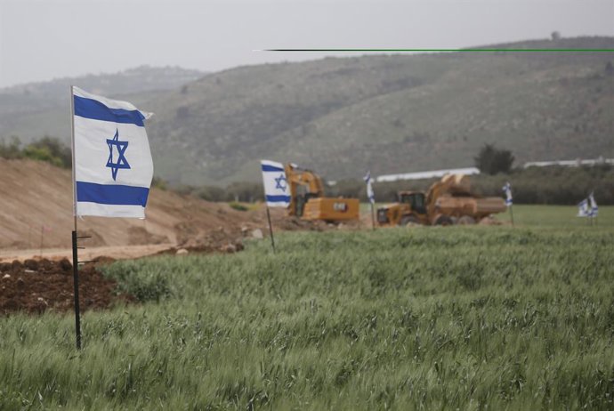 18 de março de 2026, Jenin, Cisjordânia, Palestina: Escavadeiras israelenses estão demolindo terras de propriedade de palestinos nas proximidades do assentamento judeu de Snanur. Colonos judeus retornaram ao assentamento que haviam abandonado e hastearam 