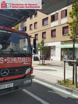 Intervención de los bomberos en el incendio de una vivienda en el barrio de Rochapea de Pamplona.