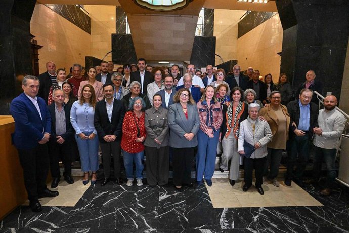 Acto de lectura de un manifiesto en el Cabildo de Tenerife con motivo del 'Día Mundial del Parkinson'