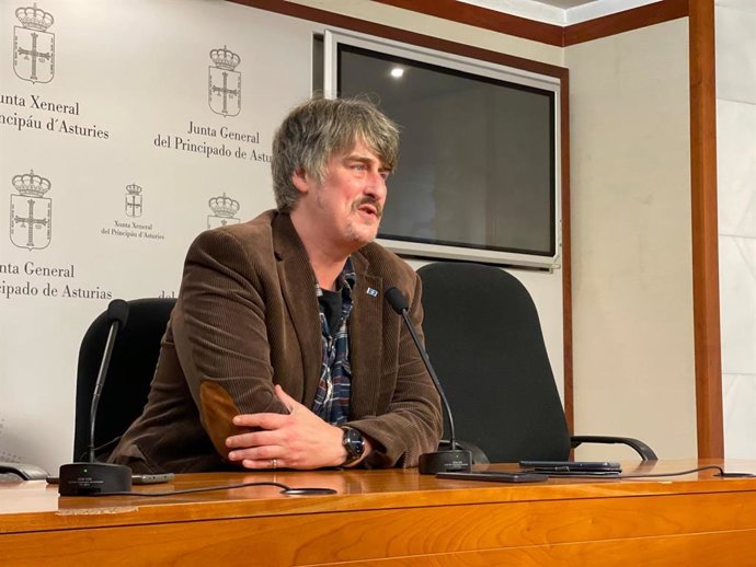 Archivo - El portavoz de IU-Convocatoria por Asturias, Xabel Vegas, en rueda de prensa.