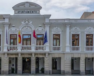 Archivo - Fachada del Ayuntamiento de Guadalajara.