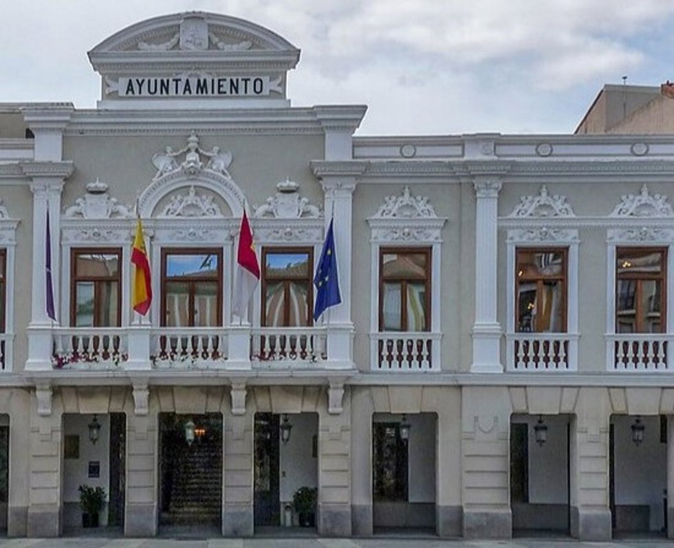 Archivo - Fachada del Ayuntamiento de Guadalajara.