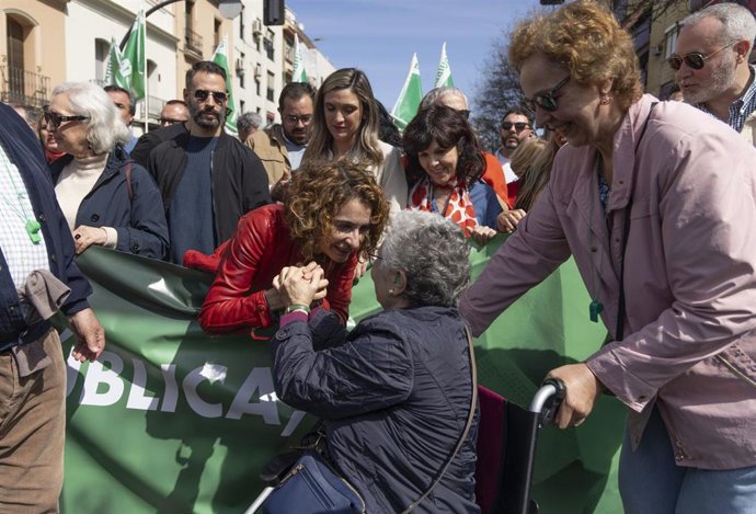 La secretaria general del PSOE-A, María Jesús Montero, en una manifestación por la sanidad pública en Sevilla. (Foto de archivo).