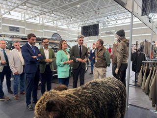 Catalina García (centro), durante su visita a los estands de VI Feria de la Montería de Cerro Muriano-Obejo.
