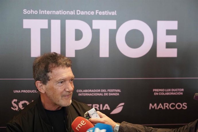 El presidente del Teatro del Soho CaixaBank; Antonio Banderas (c), atiende a los medios de comunicación en la inauguración del  Soho International Dance Festival TIP TOE.