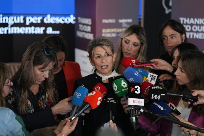 La vicepresidenta segunda y ministra de Trabajo y Economía Social, Yolanda Díaz, atiende a los medios durante el European Pulse Forum 2026, a 10 de abril de 2026, en Barcelona, Catalunya (España). El foro, organizado por el periódico digital POLITICO & be