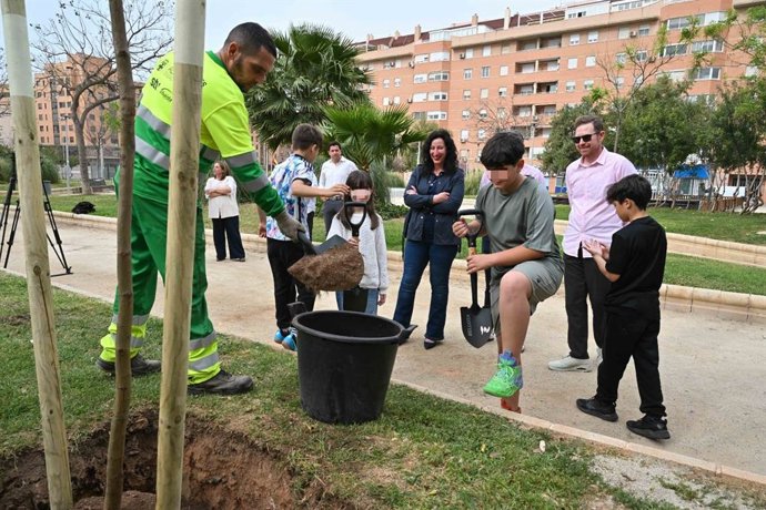 Escolares del CEIP Adela Díaz participan en una plantación en el Parque Gloria Fuertes de Almería.