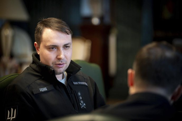 Archivo - November 12, 2025, Kyiv, Kiev Oblast, Ukraine: Ukrainian Chief of the Defense Intelligence Kyrylo Budanov, left, delivers a report to President Volodymyr Zelenskyy, right, at the Mariinsky Palace, November 12, 2025 in Kyiv, Ukraine.