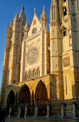 Archivo - Fachada de la Catedral de León, donde se proyectará el espectáculo 'Una historia narrada en piedra'.