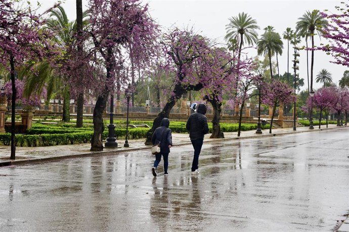 Dos personas pasean bajo la lluvia. Imagen de archivo. 