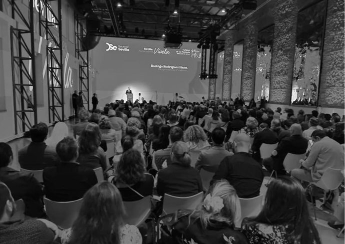 Asistentes al evento de promoción de la provincia en la Real Fábrica de Tapices de Madrid, dirigido al sector turístico.