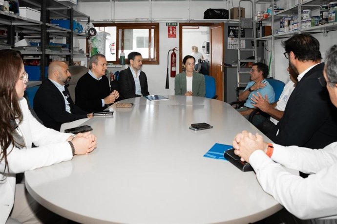 El vicepresidente Lope Afonso y el consejero de Sector Primario, Valentín González, acompañados por la alcaldesa de Arona, Fátima Lemes, en una visita institucional a la Cofradía de Pescadores de Nuestra Señora de las Mercedes, en Los Cristianos