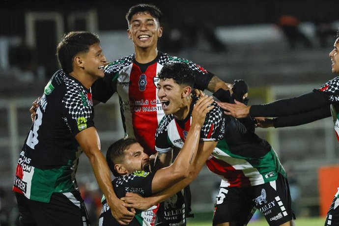 Futbol, Palestino vs Cobresal. Fecha 6, Liga de Primera 2026. El jugador de Palestino Julian Fernandez, abajo al centro, celebra con sus companeros tras marcar un gol contra Cobresal durante el partido de primera primera division disputado en el estadio