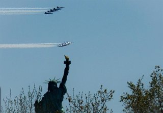Archivo - 28 April 2020, US, New York: Demonstration squadrons of the US Air Force Thunderbirds and US Navy Blue Angels fly over the Statue of Liberty in New York to honor healthcare workers on the front line of the battle against the Coronavirus (COVID-1