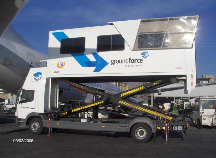 Archivo - Uno de los vehículos de Groundforce para labores de 'handling' aeroportuario.