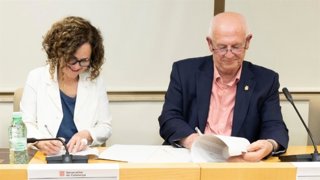 La consellera de Cultura de la Generalitat, Sònia Hernández, y el alcalde de Paiporta (Valencia), Vicent Ciscar, en la firma del convenio
