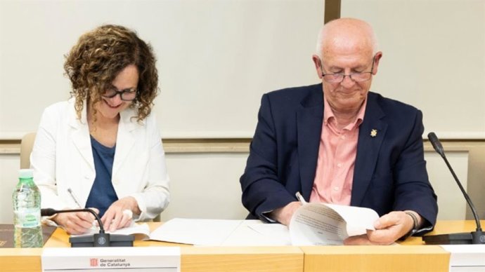 La consellera de Cultura de la Generalitat, Sònia Hernández, y el alcalde de Paiporta (Valencia), Vicent Ciscar, en la firma del convenio