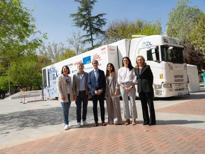 El presidente del Gobierno de La Rioja, Gonzalo Capellán, junto a la consejera de Salud y Políticas Sociales, María Martín, visita la unidad móvil del proyecto “Sleep on the Road”, impulsado por la SEPAR