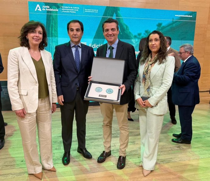 El presidente de la Federación Andaluza de Municipios y Provincias (FAMP) y alcalde de Córdoba, José María Bellido, recoge la distincón.