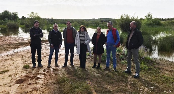 Autoridades en su visita a la Laguna de la Mohedana.
