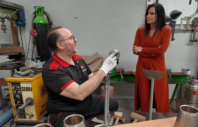 La delegada de Empleo con el artesano Antonio Carrasco de Montilla.