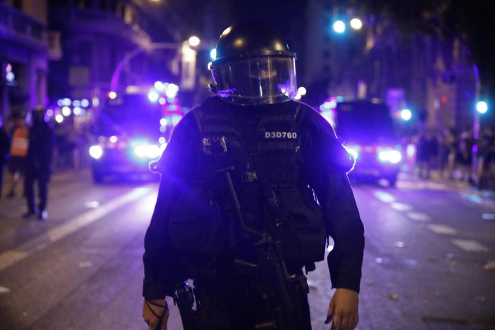 Archivo - Un agente de la Brigada Mòbil de los Mossos d'Esquadra