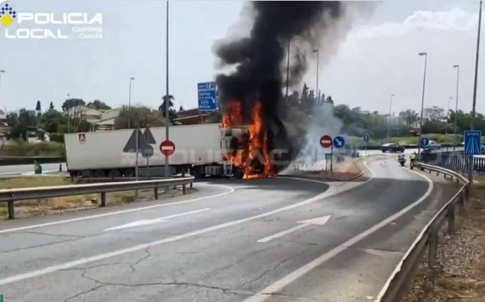 Incendio de un camión en la A-49, en las inmediaciones de Sevilla