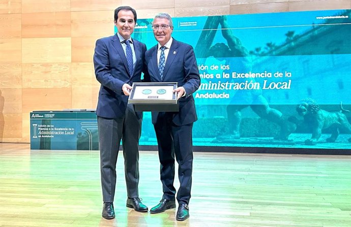 El consejero de Justicia, Administración Local y Función Pública de la Junta de Andalucía, José Antonio Nieto, junto al presidente de la Diputación, Francisco Salado.
