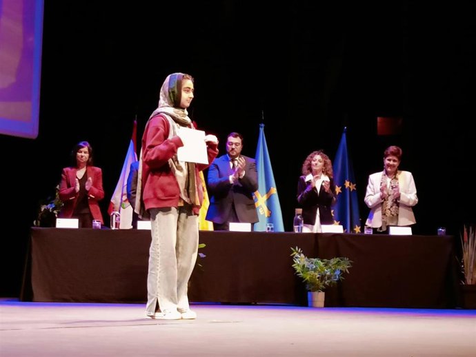 El presidente del Gobierno del Principado de Asturias, Adrián Barbón, preside el acto de entrega de los Premios Extraordinarios al esfuerzo personal y rendimiento académico del alumnado del Principado de Asturias, en el teatro de la Laboral.