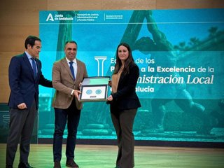 El presidente de la Diputación de Granada, Francis Rodríguez, junto al consejero de Justicia, Administración Local y Función Pública, José Antonio Nieto, durante la entrega de galardones.