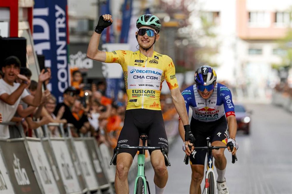 El ciclista francés Paul Seixas (Decathlon CMA CGM Team) levanta los brazos en Eibar tras la quinta etapa de la Vuelta al País Vasco 2026.