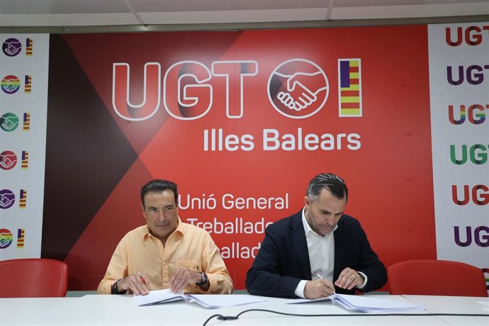 Archivo - El secretario general de la federación de Servicios de UGT Baleares, José García Relucio (i), y el presidente de FEHM, Javier Vich (d). 