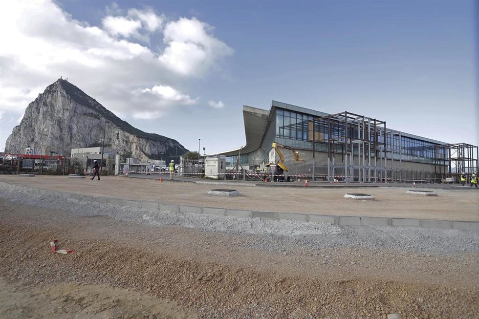 Obras en la zona fronteriza de Gibraltar con España para el derribo de la verja. A 1 de abril de 2026 en La Línea de la Concepción, Cádiz (Andalucía, España).