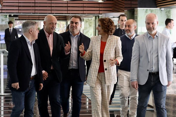 La secretaria general del PSOE-A y candidata a la Presidencia de la Junta de Andalucía, María Jesús Montero, a su llegada para mantener una reunión con el comité de empresa del Servicio de Ayuda a Domicilio de Cádiz. A 10 de abril de 2026 en Cádiz (Andalu