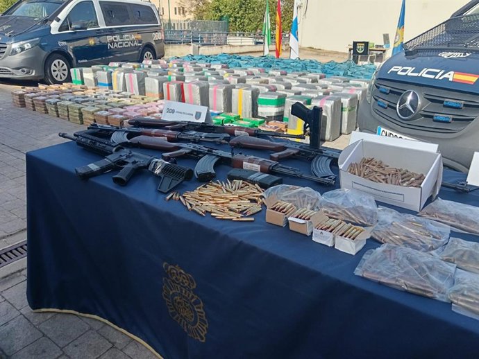 Imagen de las armas y drogas intervenidas en esta importante operación de la Policía Nacional en la costa de Huelva.